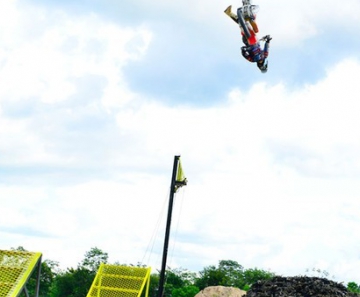 Joaninha treina o backflip para a Copa Brasil de Motocross