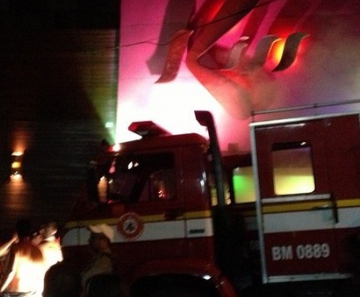 Corpo de Bombeiros trabalha no resgate dos corpos na boate de Santa Maria 