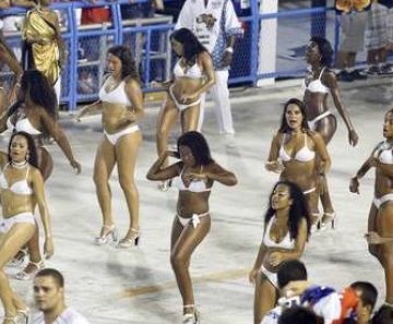 Sem fantasia, musas da Vila de Santa Tereza desfilam de lingerie