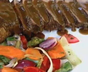 Carne ao molho madeira com legumes refogados