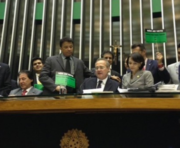 Mesa do Congresso Nacional durante votação dos vetos à Lei dos Royalties 