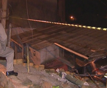 Carro atingiu casa durante perseguição policial em Porto Alegre 