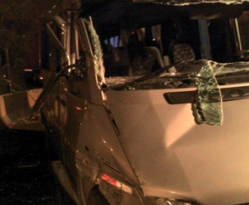 Van tomba na Anchieta e deixa 14 feridos em Santos, SP. 