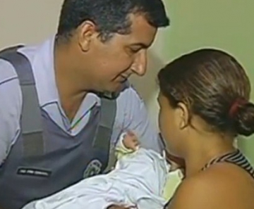 Policial Militar devolve o bebê roubado a mãe 