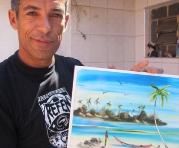 Artista mostra a obra feita com a técnica de pintura com rodo 