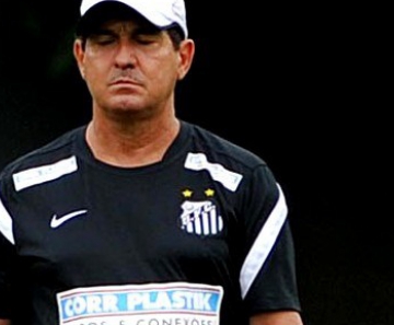 Treinador se defende e diz que time ainda está em formação 