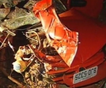 Carro em que a criança estava ficou totalmente destruído