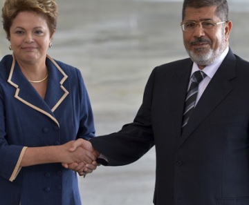 A presidente Dilma Rousseff ao receber no Palácio do Planalto o presidente do Egito, Mohamed Morsi 