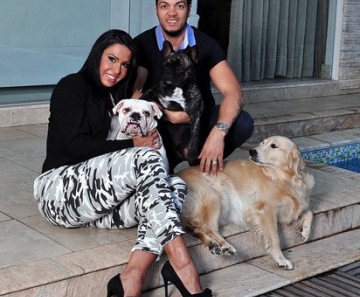 Apaixonados por animais, Belo e Gracyanne Barbosa posam em casa com três de seus cachorros 