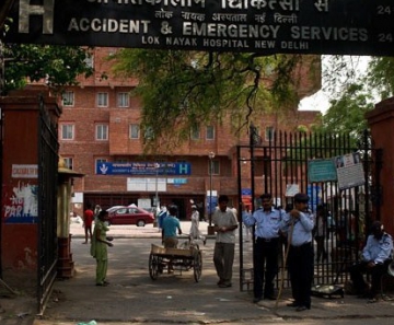 Seguranças guardam nesta quarta-feira (15) a entrada do hospital Lok Nayak, em Nova Déli, para onde o acusado Vinay Sharma foi mandado após sofrer agressão 