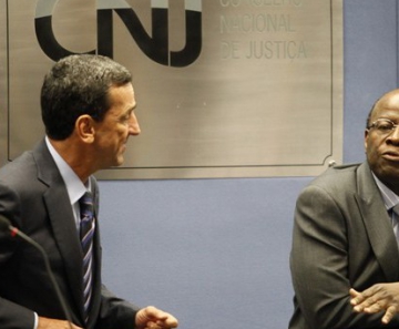 O presidente do STF, ministro Joaquim Barbosa, durante sessão do CNJ, ao lado do corregedor do órgão, Francisco Falcão