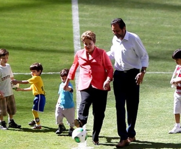 Dilma dá chute inicial no Estádio Nacional de Brasília 