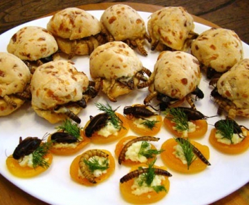 Pão de queijo recheado com larvas é uma das receitas modernas com o uso de insetos 