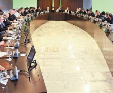 Aperto. A enorme mesa do Palácio do Planalto na reunião ministerial comandada por Dilma em janeiro de 2012. Como naquela época ainda eram 37 pastas, o jeito agora será criar espaço para mais dois assentos à mesa