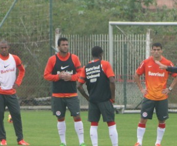 Dunga cobra do grupo em treino do Inter 