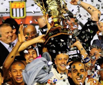 Alessandro levanta mais uma taça pelo Corinthians 