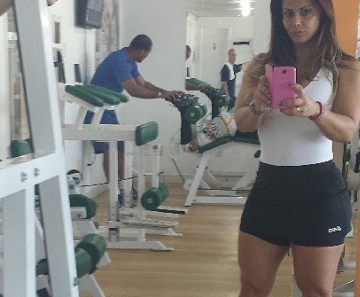 Viviane Araújo mostra pernões antes de malhar 
