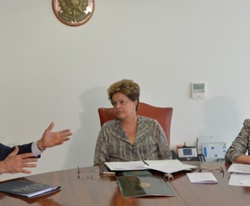 A presidente Dilma Rousseff em reunião com o senador Romero Jucá (PMDB-RR) e a ministra Gleisi Hoffmann sobre a emenda das domésticas