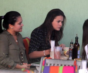 A atriz escolheu um restaurante light na Barra da Tijuca 