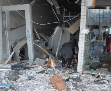 Bandidos detonam caixas eletrônicos em shopping no bairro do Bessa 