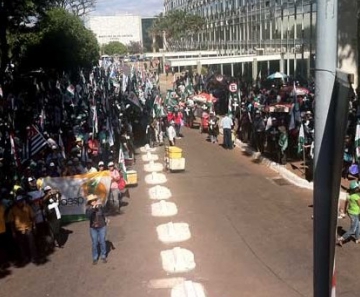 Trabalhadores ligados à Contag em frente ao Ministério do Trabalho, em Brasília, nesta quarta (22)