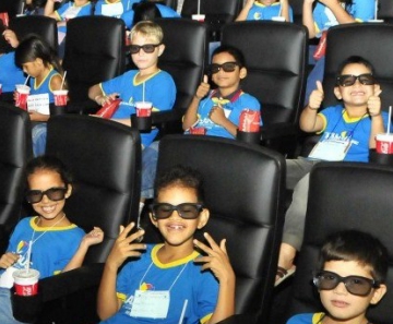 200 crianças assistiram a um filme no cinema pela primeira vez.