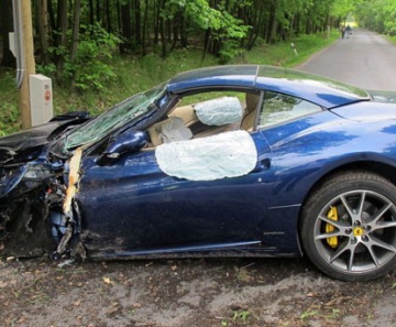 Jakub Voracek destruiu sua Ferrari California ao perder o controle do veículo de luxo em uma estrada perto de Kladno 