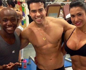 Gracyanne Barbosa com amigos em academia