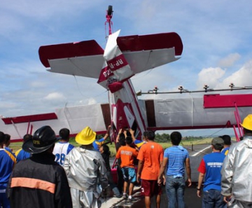 Avião de pequeno porte logo após acidente nesta sexta-feira (24) em Davao, nas Filipinas 