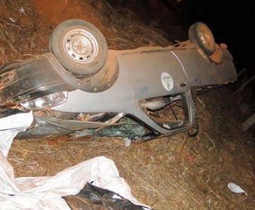 Veículo capotou várias vezes e motorista foi arremessado. 