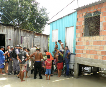 A água do igarapé transbordou por causa da chuva