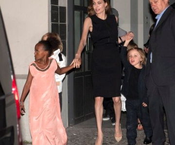 Angelina Jolie e Brad Pitt com os filhos Shiloh, Zahara, Knox Leon em restaurante em Berlim, na Alemanha