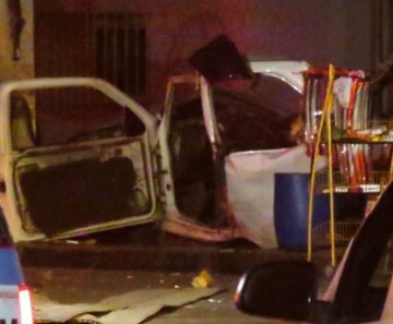 Carro ficou destruído com a explosão 