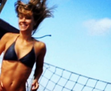 Carolina Dieckmann se diverte na cama elástica 