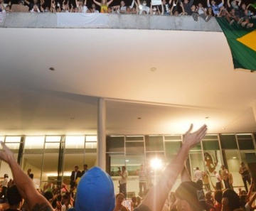 Fachada do Congresso, onde ficam jornalistas, também foi tomada por manifestantes no protesto em Brasília 