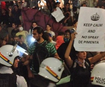 Manifestantes concentrados na entrada do Congresso 