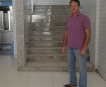 Engenheiro critica único elevador e escada estreita da Estação Cosme e Damião. 
