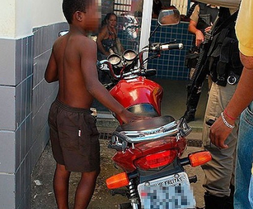 Garoto de 12 anos pilotou moto por 80 km na Bahia