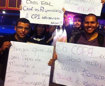 Com cartazes, manifestantes percorrem avenidas do centro de Cuiabá.