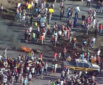 Manifestantes ocupam os dois sentidos da BR-040 na manhã desta sexta-feira. 