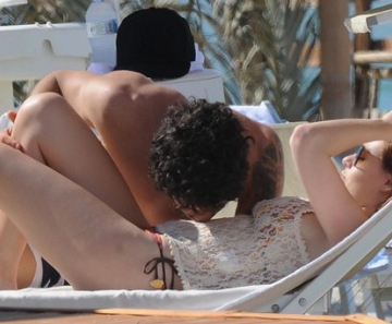 Pato beija a barriga de Barbara, levantando suspeita de gravidez 
