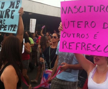 Mulheres criticam projetos recentemente aprovados na Câmara: o que autoriza a cura gay e o que prevê benefício a quem não abortar filho fruto de estupro