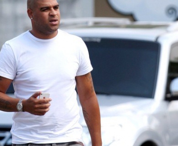 Adriano segue sem clube para jogar em 2013 