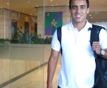 Jadson deixa hotel no Rio 