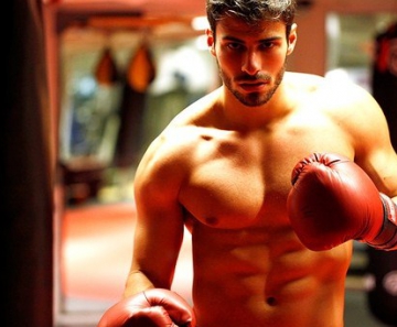 Lucas Malvacini, o Anjinho de "Amor à vida", mostra seu treino de boxe. "Sempre fui muito ligado a saúde, independentemente de ser apenas por vaidade ou estética", diz ele 