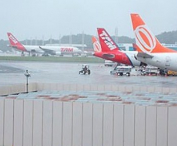 Avião da TAM, ao fundo, momentos antes de decolar para Paris