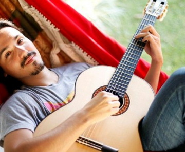 O músico também compõe e canta 