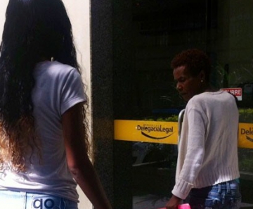 Jovem vítima de estupro no Morro da Mineira chega à 6ªDP (Cidade Nova) nesta segunda (19) 