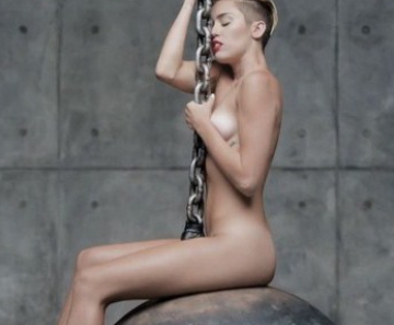 Miley Cyrus aparece nua no clipe de "Wrecking Ball"