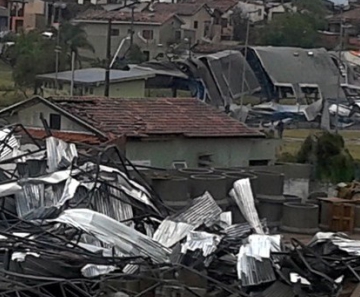 Vendaval deixou rastro de destruição em Taquarituba 